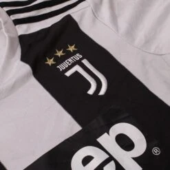 Juventus Football Shirt -Vintages Shop IMG 1590 cut 02891b93 39f5 4efc bdfc 2b7e5eab2546